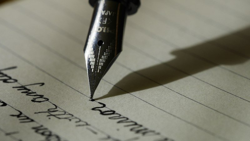 Carnet de notes et stylo : la mise en forme écrite d'une théorie du changement